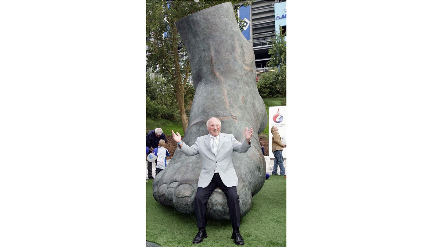 Uwe Seeler ist der wohl berühmteste HSV-Spieler. Hier ist er bei der Enthüllung seines Denkmals im Schatten des Volksparks zu sehen.