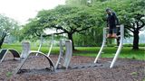 Alster + Trimmfit-Station: Direkt an der Alster (Krugkoppel) befindet sich ein großer Trainingspark. Mit Klimmzug-Plus-Stangen sowie drei TrimmFit- Trainingszonen können dort alle Muskelpartien trainiert werden.