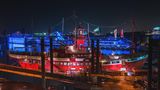 Das 69 Jahre alte knallrote Feuerschiff war einst als Leuchtturm vor der englischen Küste im Einsatz. Heute liegt es im City Sporthafen am Baumwall vor Anker und ist Bar, Restaurant und Hotel zugleich.
