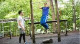 Alles, was das Sportlerherz begehrt: Der große 4FCircle Fitnesspark neben der Jahnkampfbahn bietet mit Klimmzug-Plus-Stangen, Stützspringen, Beinheber und vielem mehr eine große Vielfalt an Trainingsmöglichkeiten.