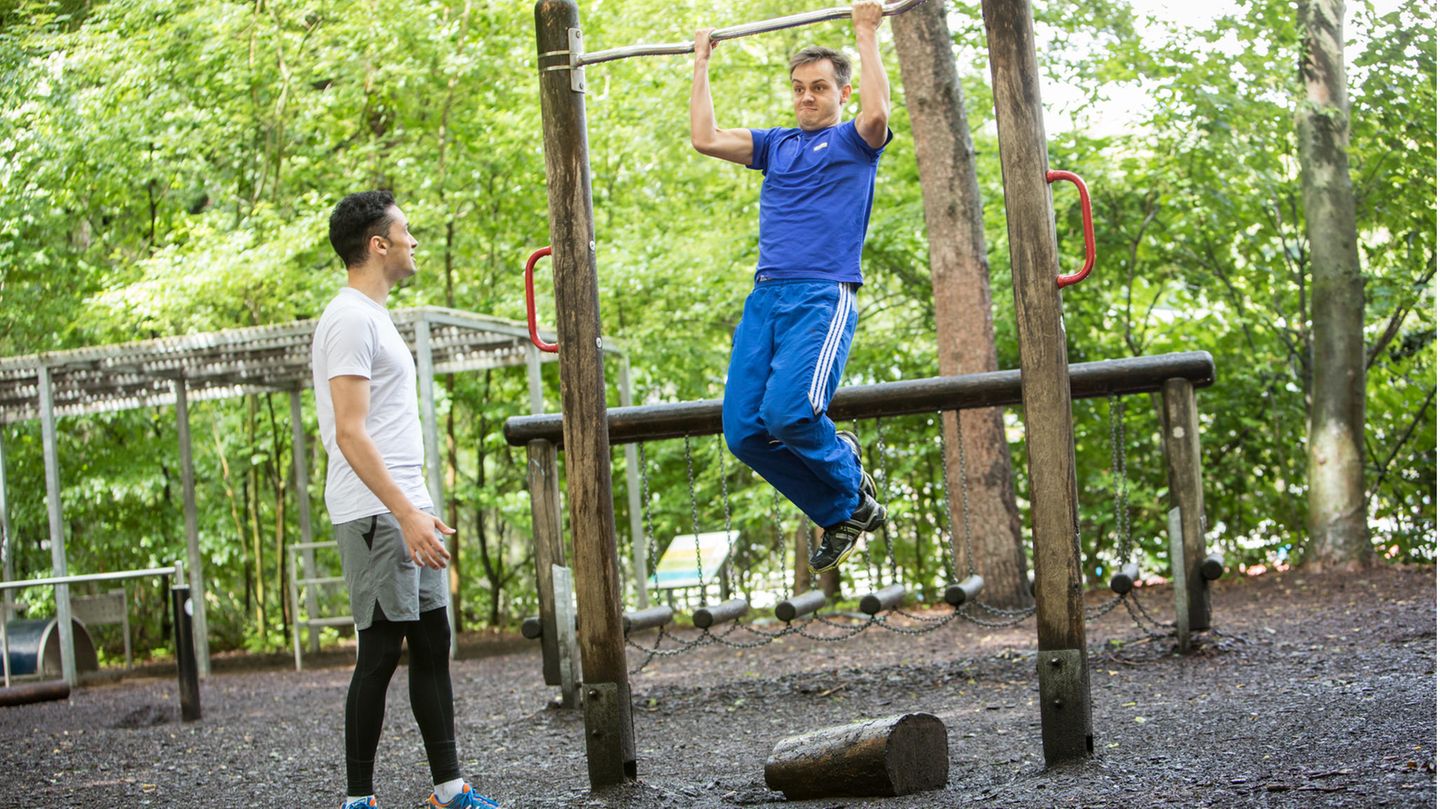 Alles, was das Sportlerherz begehrt: Der große 4FCircle Fitnesspark neben der Jahnkampfbahn bietet mit Klimmzug-Plus-Stangen, Stützspringen, Beinheber und vielem mehr eine große Vielfalt an Trainingsmöglichkeiten.