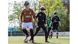 Der FC St. Pauli spielt seit der ersten Saison in der Blindenfußball-Bundesliga mit. Beim Blindenfußball wird im System "Jeder gegen Jeden"gespielt.