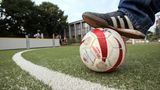 Auf dem Sportplatz des Bildungszentrums für Blinde und Sehbehinderte: Um einschätzen zu können, wo sich der Ball gerade befindet, wird mit einem Rasselball gespielt. Das wird durch mehrere Metallplättchen erreicht, die mit kleinen Kügelchen gefüllt und direkt unter das Leder genäht sind, die einen rasselähnliche Sound machen.
