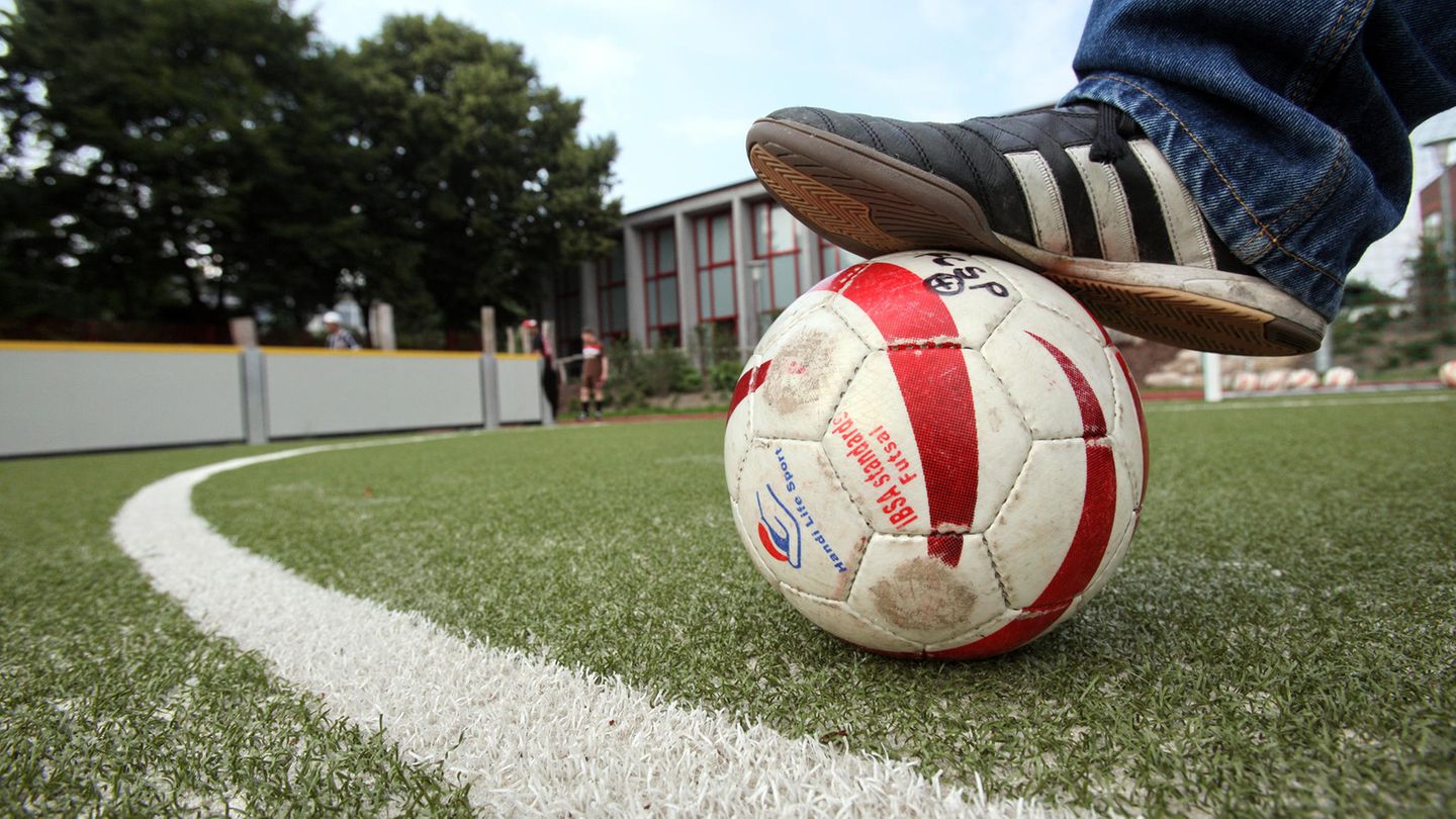 Auf dem Sportplatz des Bildungszentrums für Blinde und Sehbehinderte: Um einschätzen zu können, wo sich der Ball gerade befindet, wird mit einem Rasselball gespielt. Das wird durch mehrere Metallplättchen erreicht, die mit kleinen Kügelchen gefüllt und direkt unter das Leder genäht sind, die einen rasselähnliche Sound machen.