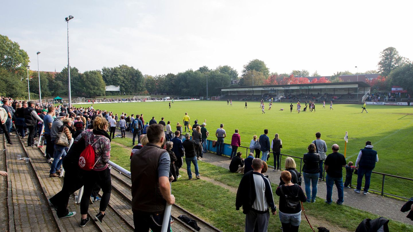 Altonaer Fußball-Club von 1893 e.V.: Die altehrwürdige Adolf-Jäger-Kampfbahn soll bis spätestens 2026 abgerissen werden. Bis dahin können Sportfans die besondere Atmosphäre an der Griegstraße noch genießen.