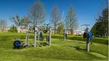 Der Baakenpark unterstreicht das Motto Active City. Mit einem Sportplatz und "Bewegungsinseln", an denen fest installierte Sportgeräte für Fitness- und Koordinationsübungen bereitstehen, ermöglicht der Park einen gesund-aktiven Lifestyle.