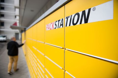 Ein Zwölfjähriger ist in Dortmund in ein Paketfach geklettert und musste von der Feuerwehr befreit werden