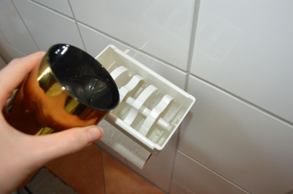 Befüllen des Bideo-Toilettenpapierhalters