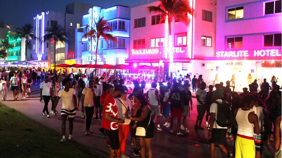 Blick auf den Ocean Drive in Miami Beach, wo sich tausende Menschen tummeln