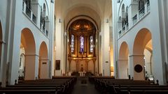 St. Marien-Dom im Inneren: Nachdem mit den französischen Truppen unter Napoleon katholische Soldaten nach Hamburg kamen, konnten auch wieder katholische Gottesdienste in der ansonsten protestantischen Stadt gefeiert werden.