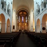 St. Marien-Dom im Inneren: Nachdem mit den französischen Truppen unter Napoleon katholische Soldaten nach Hamburg kamen, konnten auch wieder katholische Gottesdienste in der ansonsten protestantischen Stadt gefeiert werden.