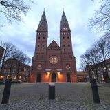 Das Portal der Kathedralkirche des Erzbistums Hamburg im Stadtteil St. Georg ragt seit etwas mehr als hundert Jahren in dieser Form in den Himmel. Der Sakralbau, der St. Marien-Dom, wurde Ende des 19. Jahrhunderts gebaut und geweiht.