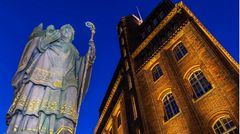 St. Ansgar veranlasste den Bau der ersten hölzernen Kirche als er zur Christianisierung der nordischen Völker an die Elbe kam. Im Stadtbild gibt es mehrere Statuen des Heiligen, wie hier am Haus der Patriotischen Gesellschaft an der Trostbrücke.
