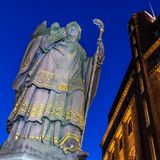 St. Ansgar veranlasste den Bau der ersten hölzernen Kirche als er zur Christianisierung der nordischen Völker an die Elbe kam. Im Stadtbild gibt es mehrere Statuen des Heiligen, wie hier am Haus der Patriotischen Gesellschaft an der Trostbrücke.