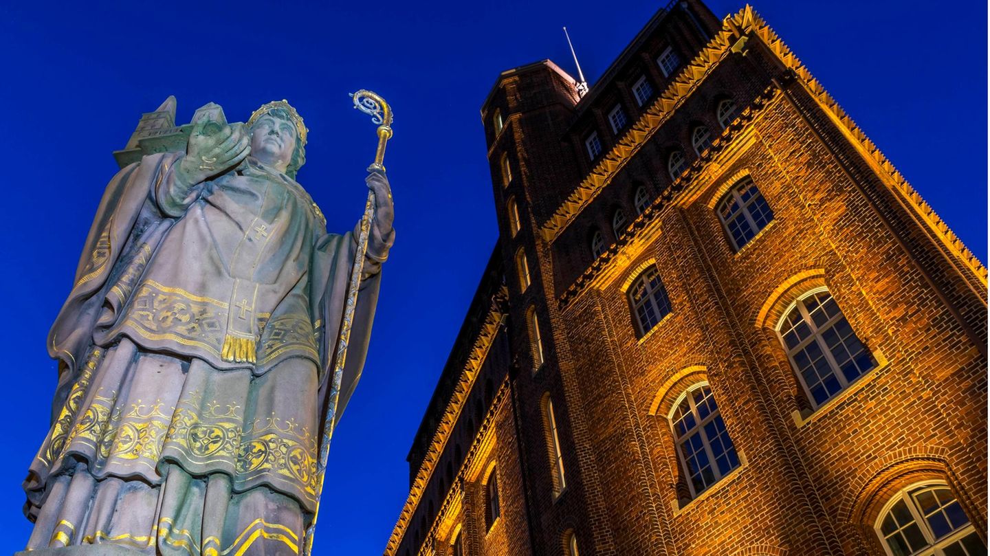 St. Ansgar veranlasste den Bau der ersten hölzernen Kirche als er zur Christianisierung der nordischen Völker an die Elbe kam. Im Stadtbild gibt es mehrere Statuen des Heiligen, wie hier am Haus der Patriotischen Gesellschaft an der Trostbrücke.