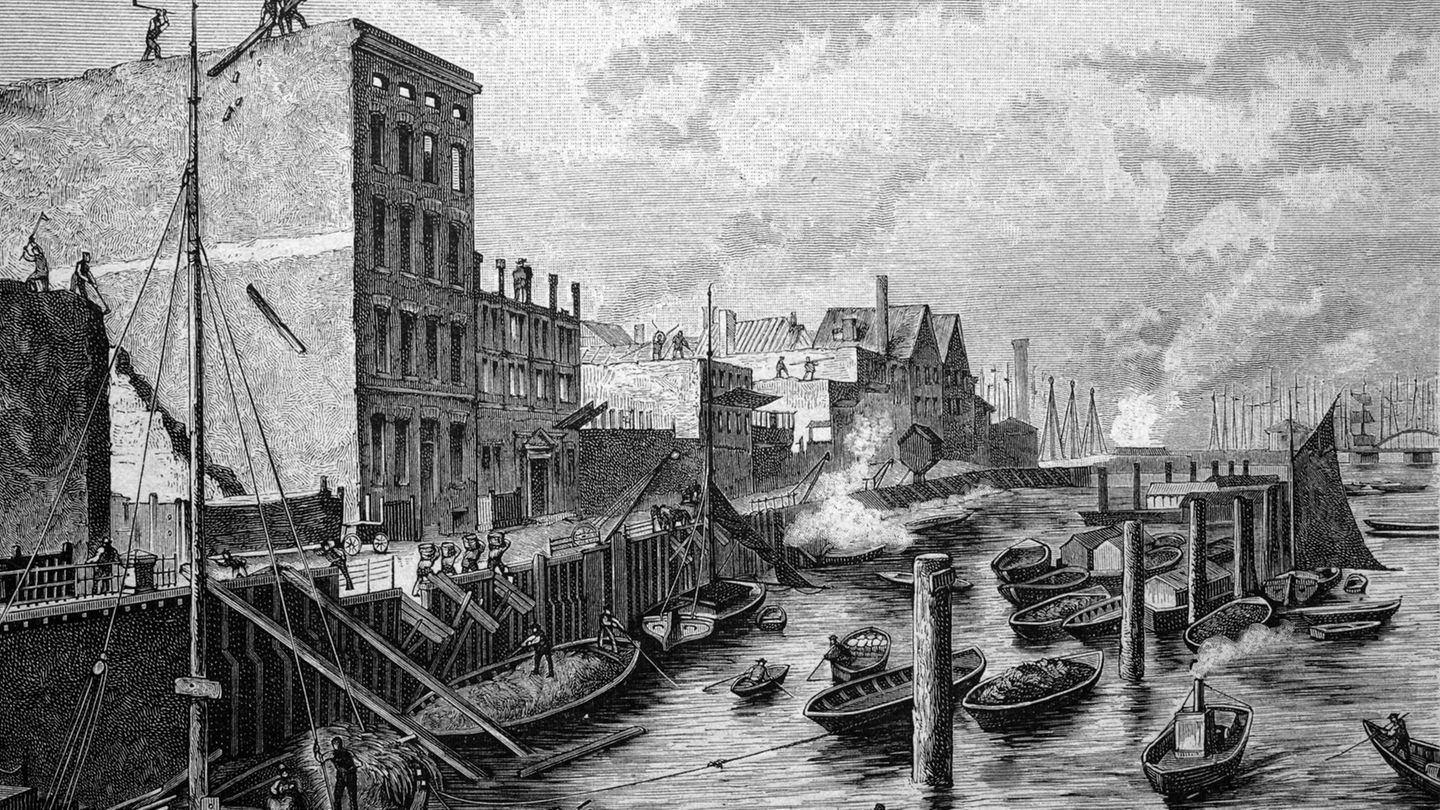 Ein historisches Bild aus dem Jahre 1886: Als sich Hamburg 1881 dem deutschen Zollgebiet anschloss, entstand der Freihafen: der große Lagerhauskomplex, die Speicherstadt. Dafür mussten allerdings die Wohnhäuser, die auf dem Gelände standen, abgerissen werden. 24.000 Menschen mussten umziehen, darunter viele Arbeiter. 