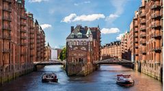 In der Speicherstadt: Mit dem Datum der Hafengründung nehmen es die Hamburger nicht so genau: Sie feiern mit dem Hafengeburtstag einen kaiserlichen Freibrief vom 7. Mai 1189 – das Dokument ist allerdings eine Fälschung. Tatsächlich gab es bereits 1188 einen Hafen am heutigen Nikolaifleet, die allerersten Hafenanlagen sogar schon im 9. Jahrhundert.  
