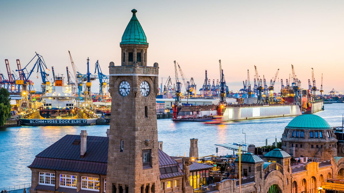 Der Hafen prägt Hamburgs Stadtbild. Er war jedoch nicht immer an seiner heutigen Stelle. Der erste bekannte Hafen wurde im 9. Jahrhundert an einem Mündungsarm des Flusses Bille errichtet, seit Ende des 12. Jahrhunderts befand sich ein Hafen am Hauptarm der Alster, dem heutigen Nikolaifleet.