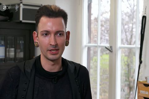 "Bares für Rares"-Händler Fabian Kahl sitzt in seinem Arbeitsraum und schaut in die Kamera