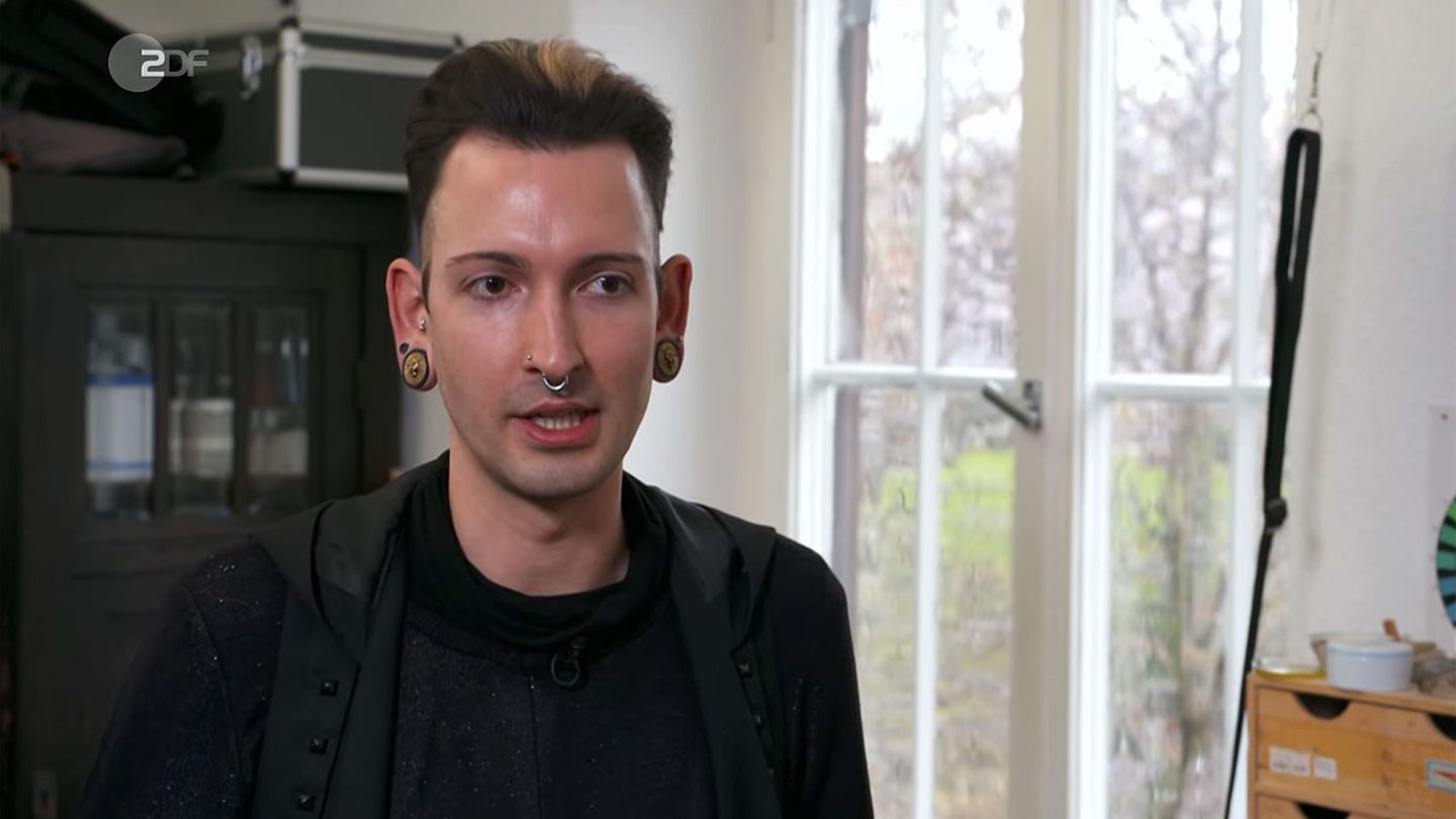 "Bares für Rares"-Händler Fabian Kahl sitzt in seinem Arbeitsraum und schaut in die Kamera