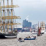 Beim Hafengeburtstag, der jedes Jahr groß gefeiert wird, nehmen es die Hamburger jedoch nicht so genau: Sie feiern einen kaiserlichen Freibrief vom 7. Mai 1189 – das Dokument ist allerdings eine Fälschung aus dem 13. Jahrhundert.