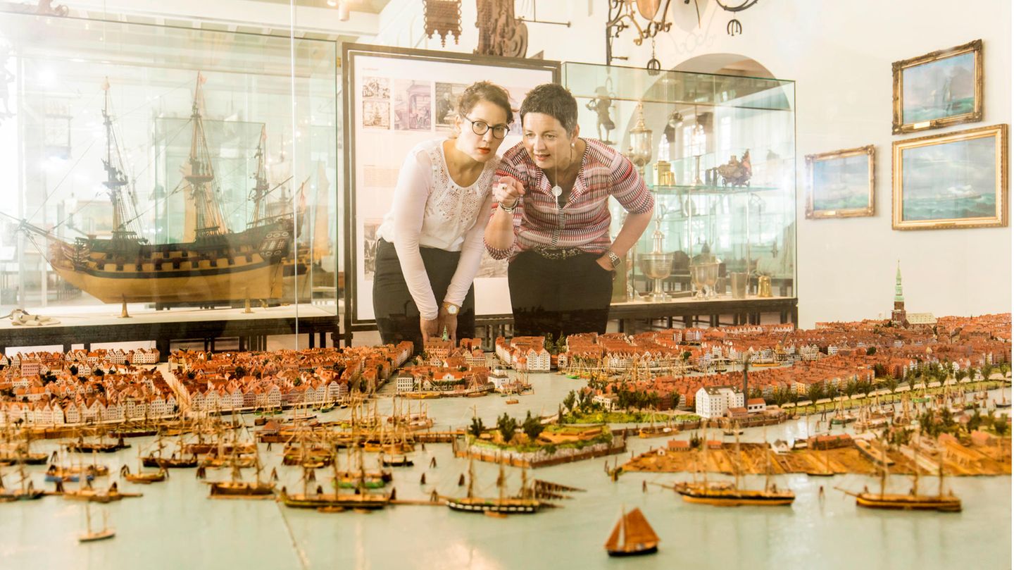 Im 14. Jahrhundert trat Hamburg der Hanse bei. Von da an nahm der Handel richtig Fahrt auf. Der Hafen am Nikolaifleet wurde zunehmend zu klein, und 1863 begann schließlich der Bau des ersten Hafenbeckens am Sandtorkai. Hier ein Modell aus dem Museum für Hamburgische Geschichte, das den Hafen um 1844 zeigt.