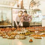 Im 14. Jahrhundert trat Hamburg der Hanse bei. Von da an nahm der Handel richtig Fahrt auf. Der Hafen am Nikolaifleet wurde zunehmend zu klein, und 1863 begann schließlich der Bau des ersten Hafenbeckens am Sandtorkai. Hier ein Modell aus dem Museum für Hamburgische Geschichte, das den Hafen um 1844 zeigt.