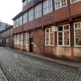 Viele der Hafenarbeiter lebten daraufhin Ende des 19. Jahrhunderts in den sogenannten Gängevierteln, dicht gedrängt in sogenannten “Buden” – hier zu sehen im Bäckerbreitergang unweit des Gänsemarkts.