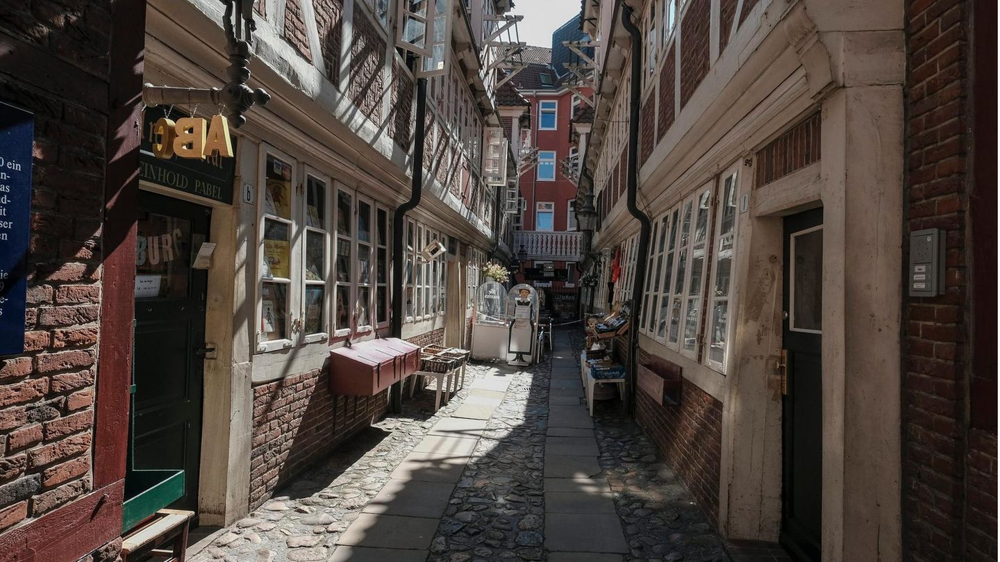 Im Laufe des 20. Jahrhunderts wurden die Gängeviertel nach und nach abgerissen und neu bebaut. Heute sind nur noch wenige Spuren zu finden – wie hier in den Krameramtsstuben beim Michel.