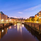 Zu Hamburg und dem Hafen gehört untrennbar auch die Speicherstadt. Die Lagerhauskomplexe entstanden, nachdem Hamburg sich 1881 dem deutschen Zollgebiet angeschlossen hatte, denn Waren durften dann nur noch auf dem Gelände des Freihafens zollfrei gelagert werden.