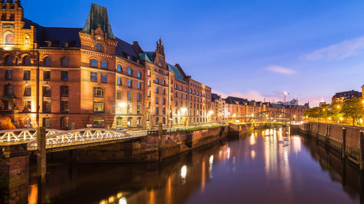 Zu Hamburg und dem Hafen gehört untrennbar auch die Speicherstadt. Die Lagerhauskomplexe entstanden, nachdem Hamburg sich 1881 dem deutschen Zollgebiet angeschlossen hatte, denn Waren durften dann nur noch auf dem Gelände des Freihafens zollfrei gelagert werden.