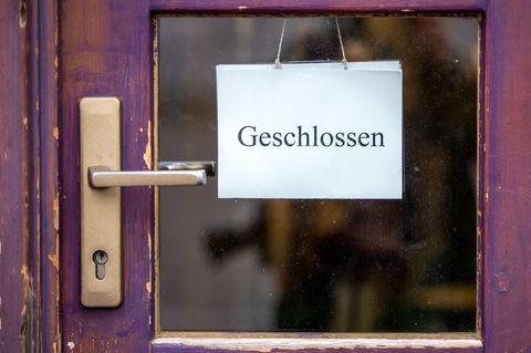 Ein Schild mit der Aufschrift "Geschlossen" hängt während der Corona-Pandemide an der Tür eines Ladengeschäfts