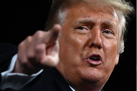 Donald Trump zeigt mit Finger Richtung Kamera