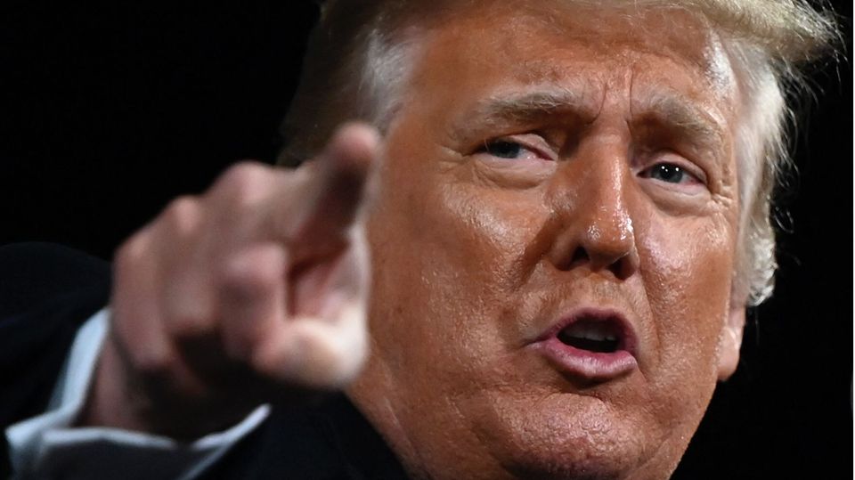 Donald Trump zeigt mit Finger Richtung Kamera