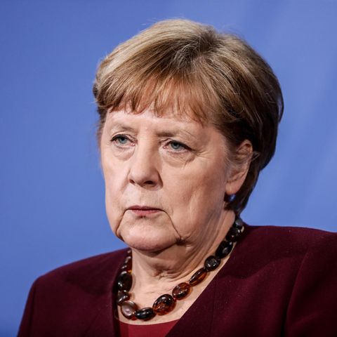 Angela Merkel blickt aufmerksam