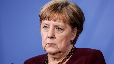 Angela Merkel blickt aufmerksam