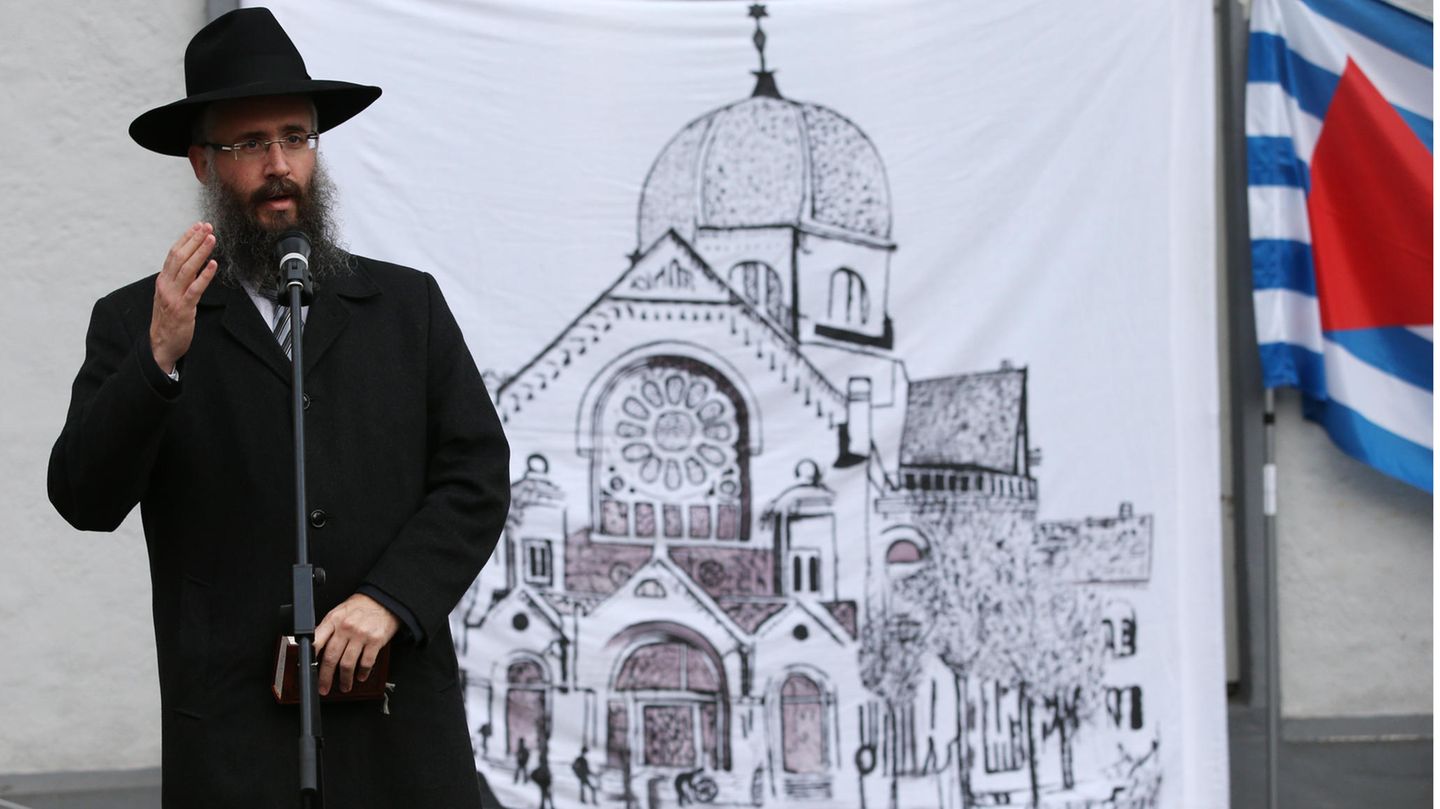Inzwischen gibt es eine Initiative, die für den Wiederaufbau der Synagoge eintritt. Im Bild Hamburgs Landesrabbiner Shlomo Bistritzky vor einer Transparent mit einer Zeichnung der ehemaligen Bornplatz-Synagoge auf dem Joseph-Carlebach-Platz.