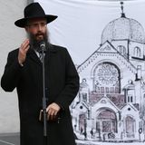 Inzwischen gibt es eine Initiative, die für den Wiederaufbau der Synagoge eintritt. Im Bild Hamburgs Landesrabbiner Shlomo Bistritzky vor einer Transparent mit einer Zeichnung der ehemaligen Bornplatz-Synagoge auf dem Joseph-Carlebach-Platz.