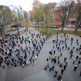 Leerstelle und Denkmal im Grindelviertel: Die Aufnahme einer Mahnwache unter Corona-Bedingungen auf dem Joseph-Carlebach-Platz zeigt den Grundriss der Bornplatz-Synagoge, die 1938 verwüstet und später abgerissen wurde.