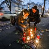 Das Hamburger Grindelviertel hat eine bewegte Vergangenheit: Vor der Nazi-Herrschaft war es das Zentrum jüdischen Lebens. Am Jahrestag der Rechsprogromnacht erinnern Kerzen an den Stolpersteinen auf dem Fußweg an den 9. November 1938,.