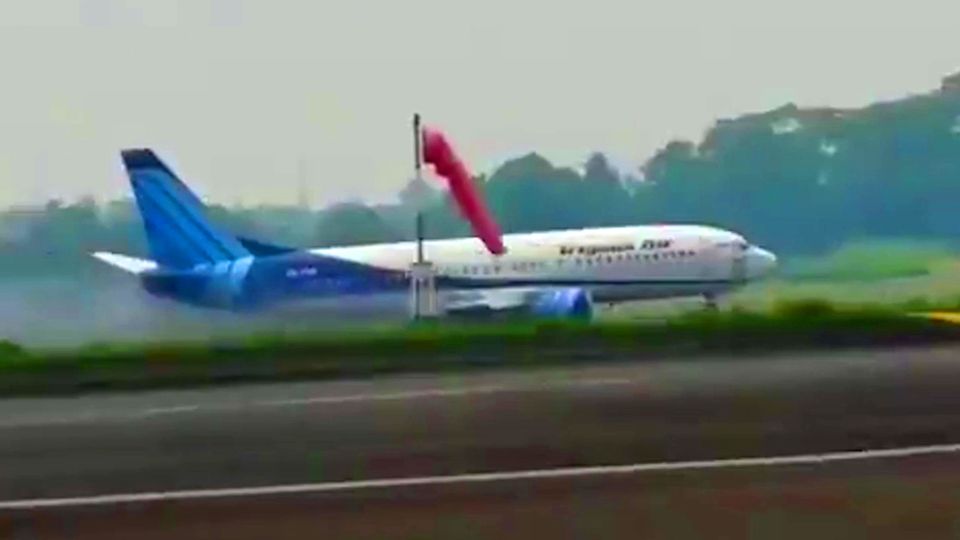 Bruchlandung auf dem Rasen: Boeing 737 verfehlt Landebahn Indonesien Bruchlandung auf dem Rasen: Boeing 737 verfehlt Landebahn Indonesien
