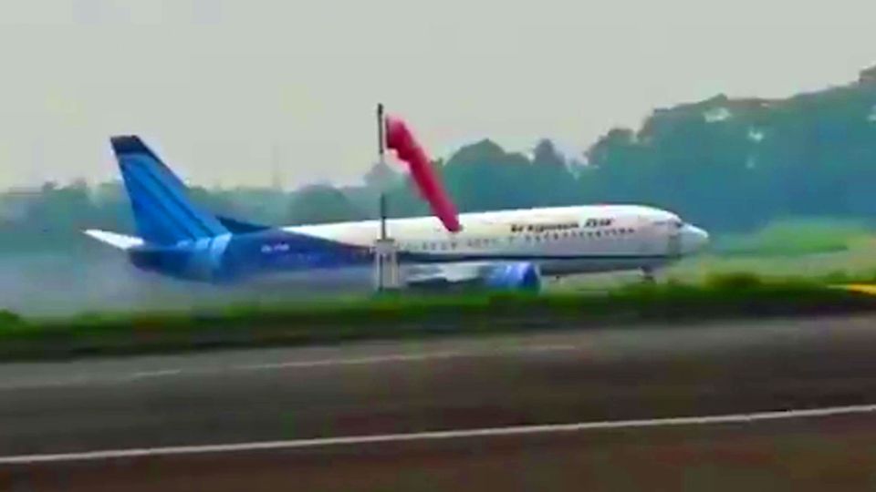 Bruchlandung auf dem Rasen: Boeing 737 verfehlt Landebahn Indonesien