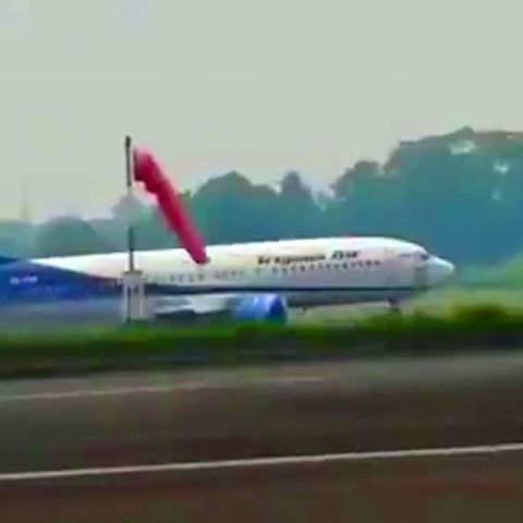 Bruchlandung auf dem Rasen: Boeing 737 verfehlt Landebahn Indonesien