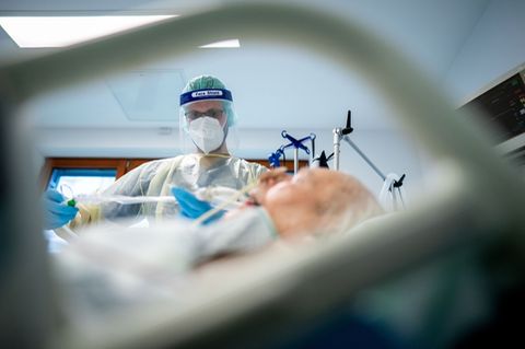  Ein Intensivpfleger arbeitet in Schutzausrüstung auf der Intensivstation des Krankenhauses Bethel an einem Corona-Patienten