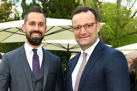 Bundesgesundheitsminister Jens Spahn (re.) mit seinem Ehemann Daniel Funke. Der Mitarbeiter von Burda hatte mit der Masken-Beschaffung für den Bund in der Corona-Frühphase laut dem Unternehmen zu keiner Zeit etwas zu tun.
