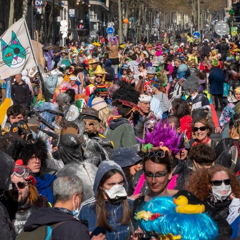 Tausende Menschen feierten im französischen Marseille eng gedrängt und ohne Masken Karneval