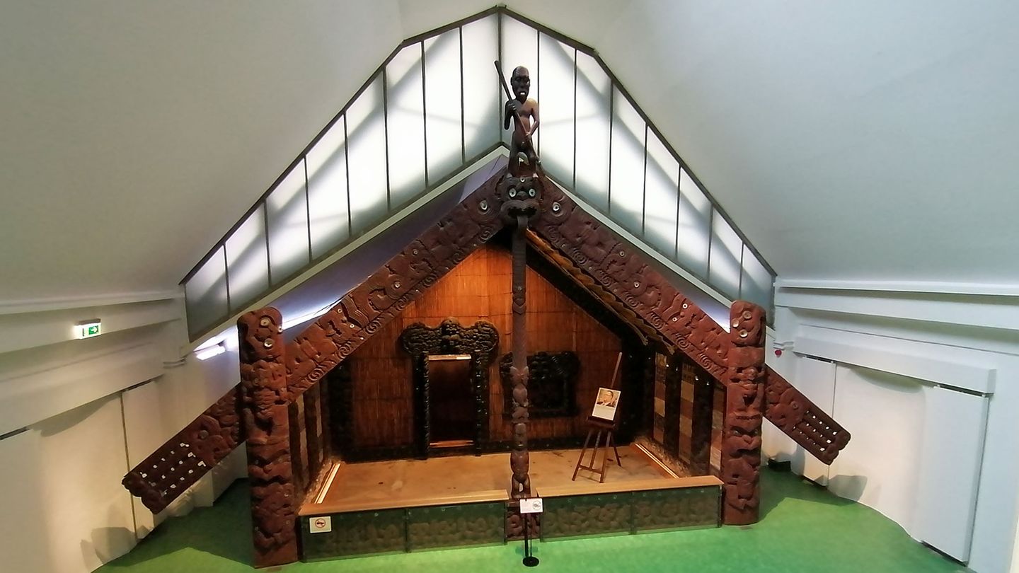 Im Zuge der Neuausrichtung des MARKK sind nicht nur 35.000 Sammelstücke aus aller Welt zu sehen, sondern auch das Versammlungshaus der Māori von der Nordinsel Neuseelands. 