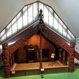 Im Zuge der Neuausrichtung des MARKK sind nicht nur 35.000 Sammelstücke aus aller Welt zu sehen, sondern auch das Versammlungshaus der Māori von der Nordinsel Neuseelands. 