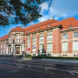 Im 19. Jahrhundert setzte in Europa ein Gründungsboom ethnologischer Museen ein. Auch das Hamburger Völkerkundemuseum stammt aus dieser Zeit. Bis heute können Besucher dort Gegenstände aus den ehemaligen Kolonien bestaunen. Neuerdings trägt die Einrichtung den Namen "Museum am Rothenbaum. Kulturen uns Künste der Welt".