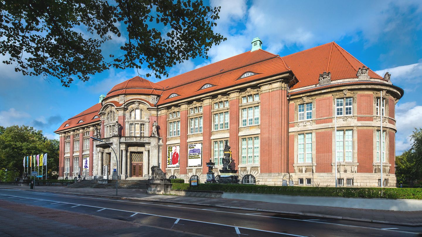 Im 19. Jahrhundert setzte in Europa ein Gründungsboom ethnologischer Museen ein. Auch das Hamburger Völkerkundemuseum stammt aus dieser Zeit. Bis heute können Besucher dort Gegenstände aus den ehemaligen Kolonien bestaunen. Neuerdings trägt die Einrichtung den Namen "Museum am Rothenbaum. Kulturen uns Künste der Welt".